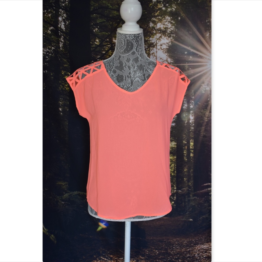 Open shoulder coffin hot pink top